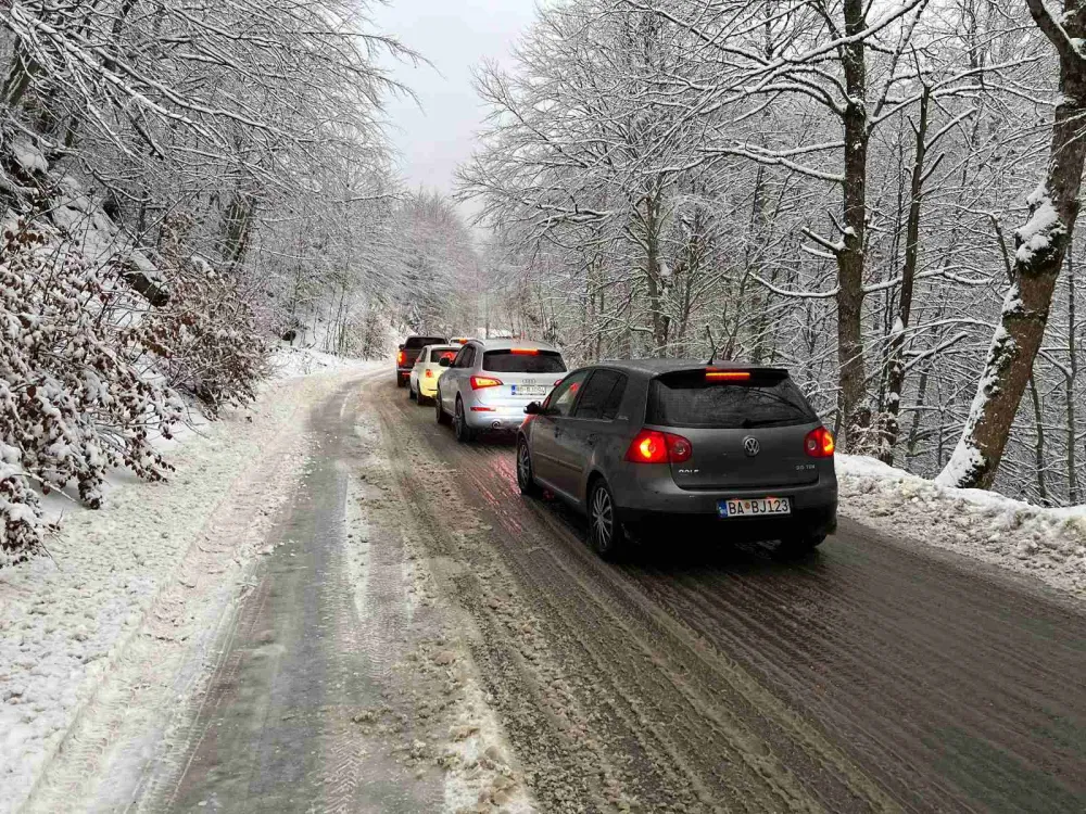 Saobraćajni kolaps na putu Berane-Kola&scaron;in preko Jelovice zbog 15 santimetara snijega
