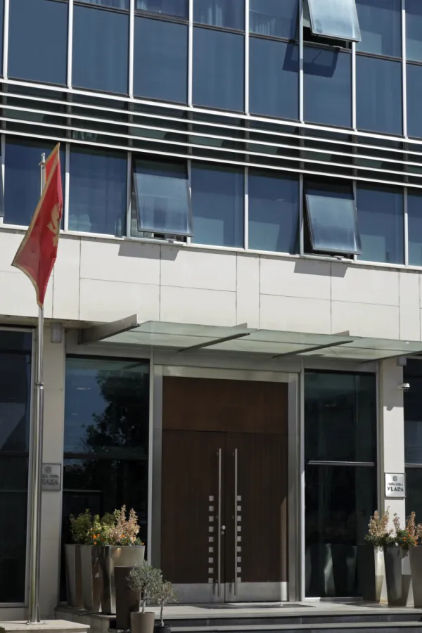 Koliko nas zaista ko&scaron;ta država: Plata po plata, agencija po agencija...