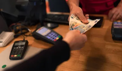 Koliko ko&scaron;taju administrativne takse u Crnoj Gori i regionu: &Scaron;ta građani plaćaju, a često ne primjećuju