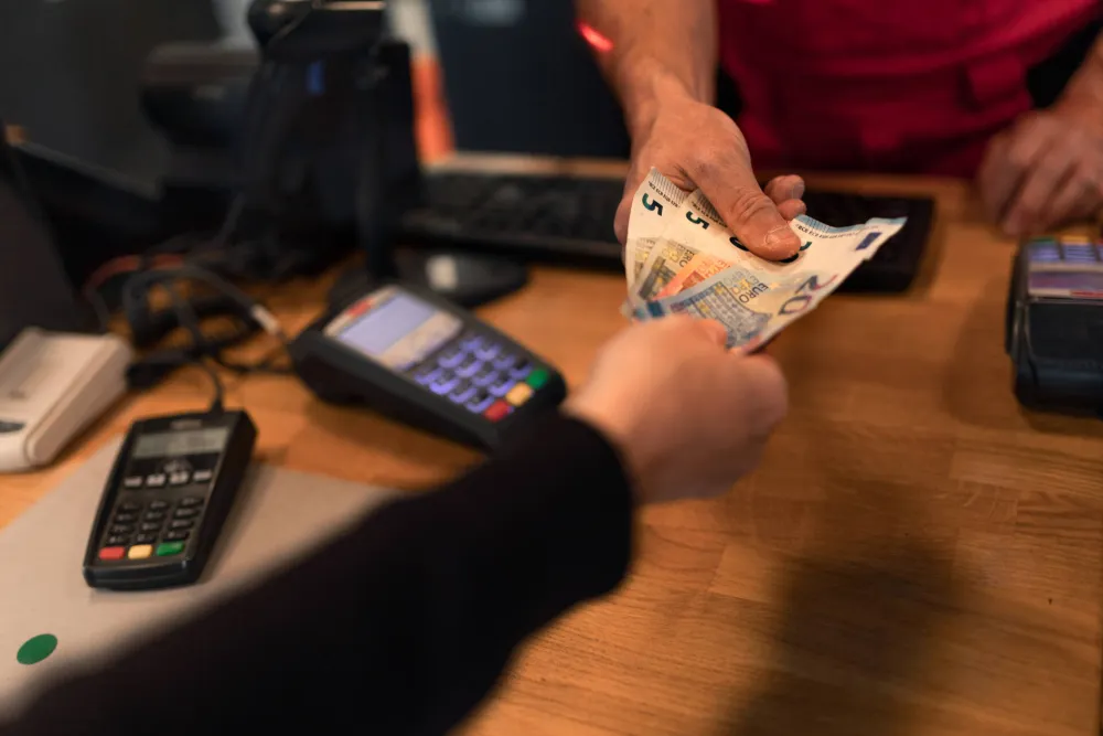 Koliko ko&scaron;taju administrativne takse u Crnoj Gori i regionu: &Scaron;ta građani plaćaju, a često ne primjećuju