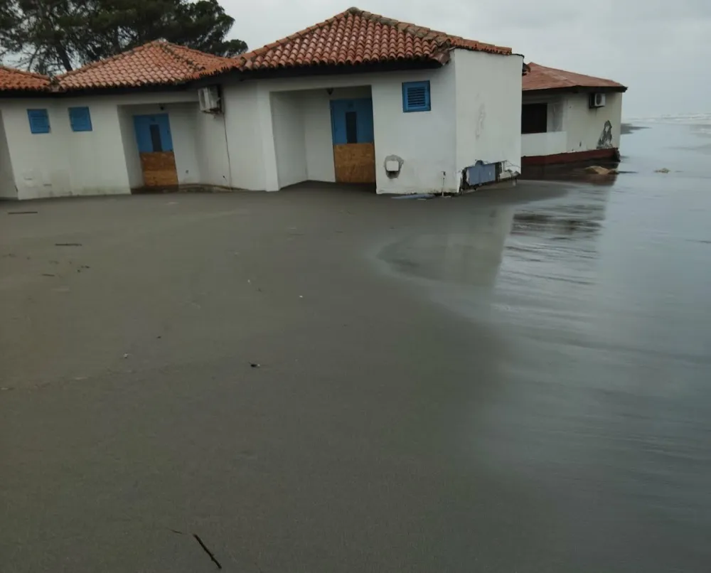 Ada Bojana: Jugo i talasi ugrožavaju objekte HTP "Ulcinjska rivijera"