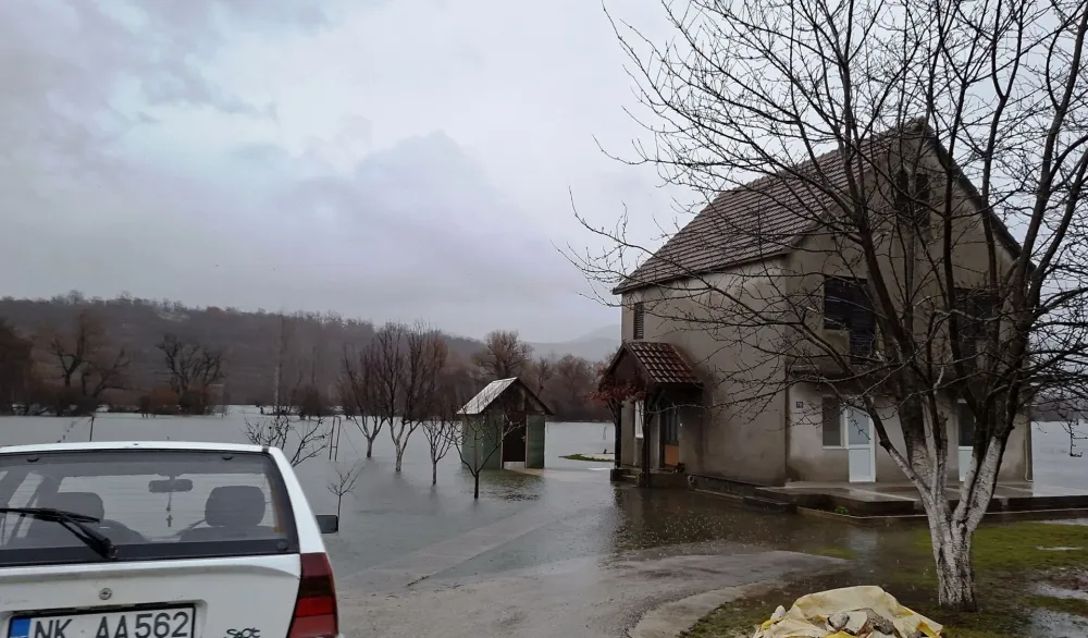 (FOTO/VIDEO) U Nik&scaron;iću ugrožene kuće, poplave na Cetinju i u Bijelom Polju