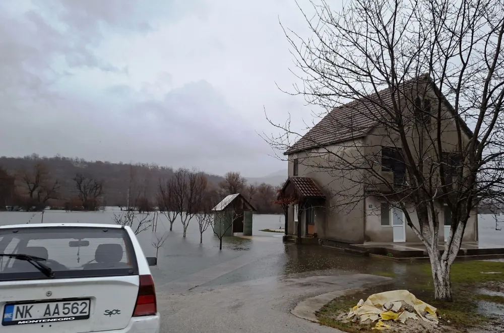 (FOTO/VIDEO) U Nik&scaron;iću ugrožene kuće, poplave na Cetinju i u Bijelom Polju
