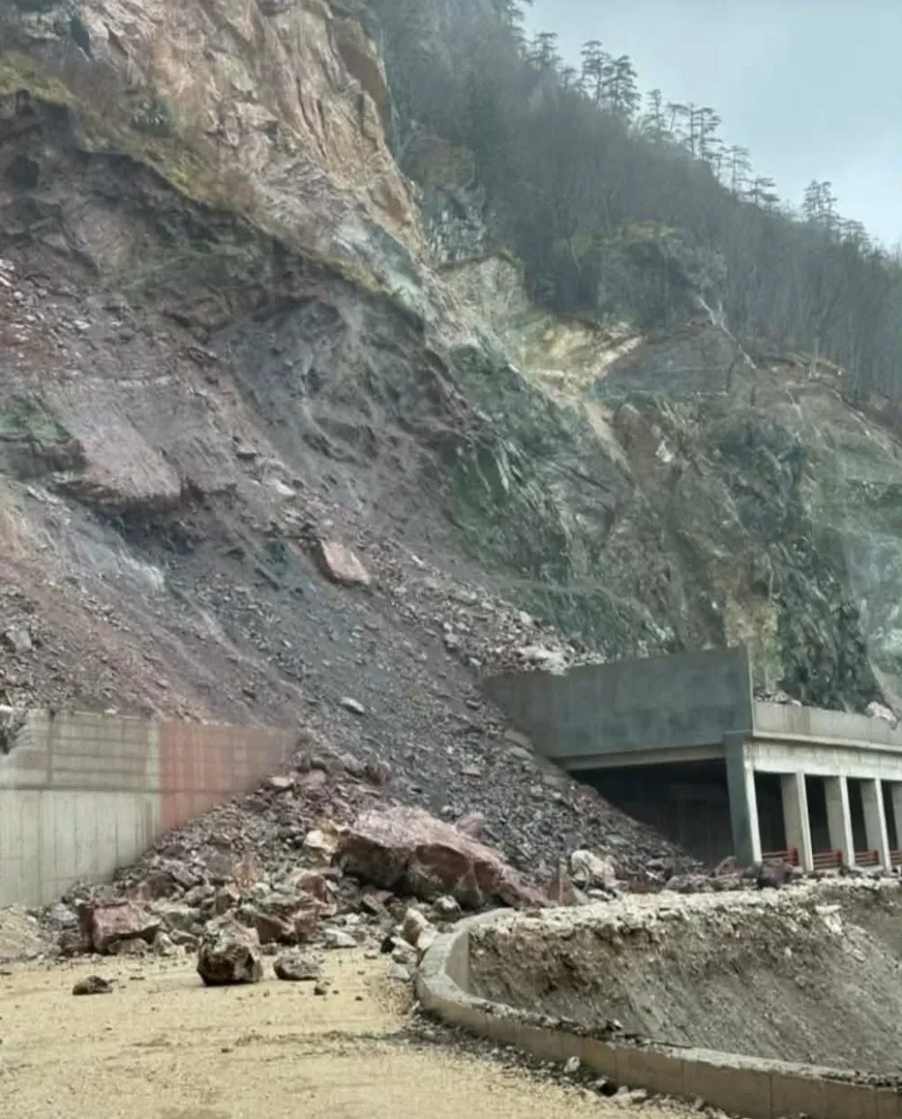 Zbog odrona u Sokolovini obustavljen saobraćaj na putu Đurđevića Tara - Mojkovac