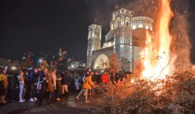 Nalaganje badnjaka ispred Hrama Hristovog Vaskrsenja u Podgorici sjutra u 18 sati