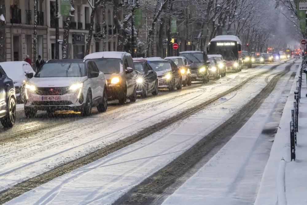 (FOTO) Saobraćajni kolaps zbog snijega u Francuskoj, Holandiji i Velikoj Britaniji