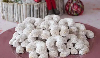 Jednostavan recept za sitne kolače: Napravite kiflice s orasima koje se tope u ustima