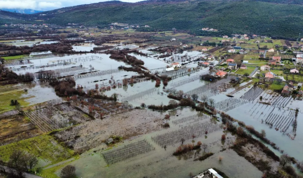 (FOTO/VIDEO) Beri pod vodom, poplavljene dvije kuće