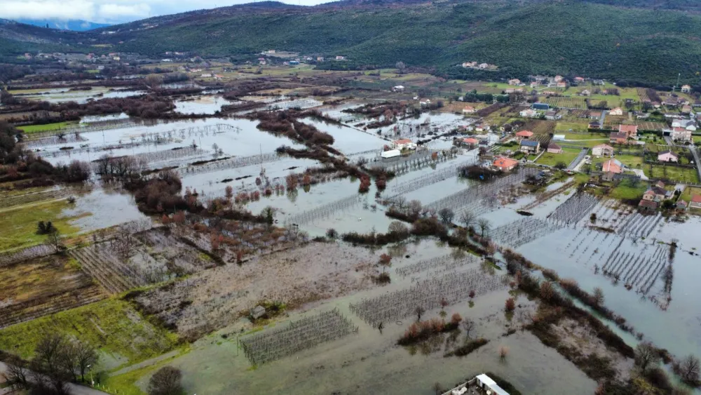 (FOTO/VIDEO) Beri pod vodom, poplavljene dvije kuće