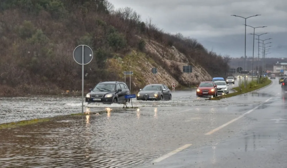 (VIDEO/FOTO) Skretanje ka Marezi sa danilovgradskog bulevara i rukavac ka Daljmu pod vodom