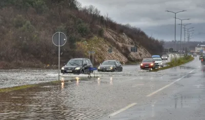 (VIDEO/FOTO) Skretanje ka Marezi sa danilovgradskog bulevara i rukavac ka Daljmu pod vodom