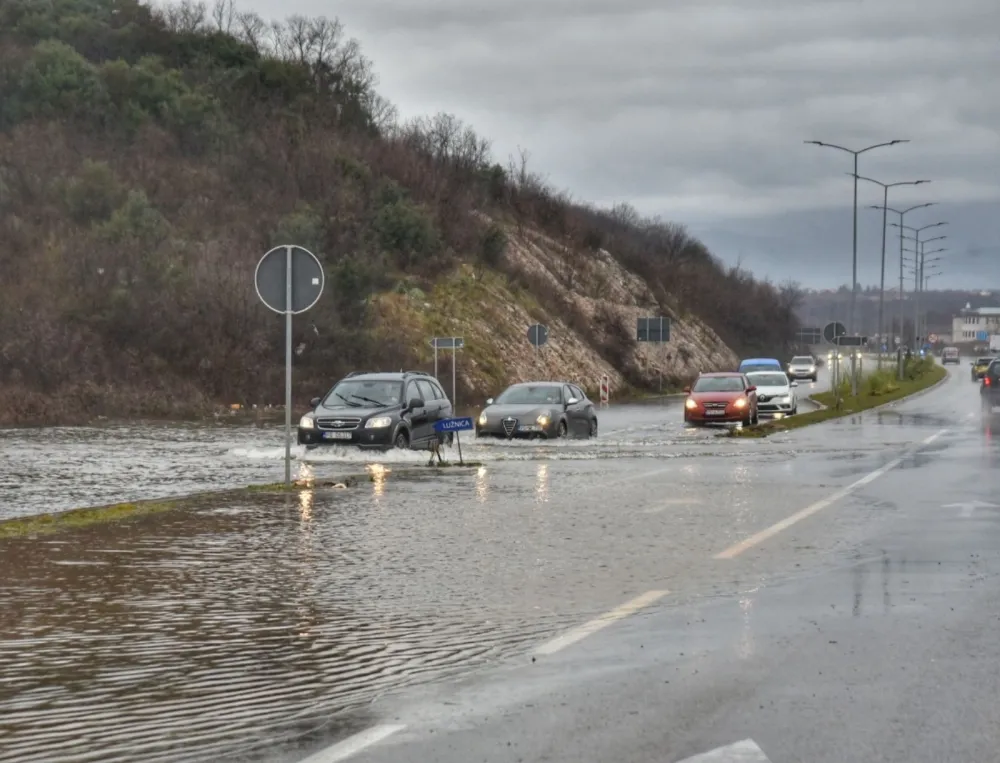 (VIDEO/FOTO) Skretanje ka Marezi sa danilovgradskog bulevara i rukavac ka Daljmu pod vodom