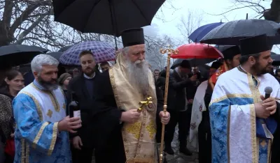 Mitropolija crnogorsko-primorska organizovala nalaganje badnjaka ispred Cetinjskog manastira