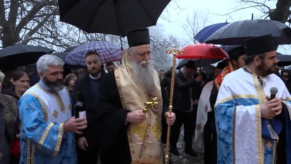 Mitropolija crnogorsko-primorska organizovala nalaganje badnjaka ispred Cetinjskog manastira