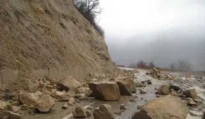 Zbog obilnih padavina i odrona obustavljen saobraćaj na vi&scaron;e putnih pravaca