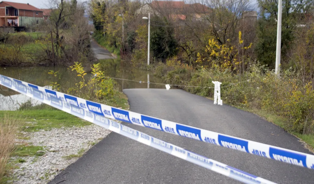 Zbog poplavljenih kolovoza zatvoreno vi&scaron;e puteva