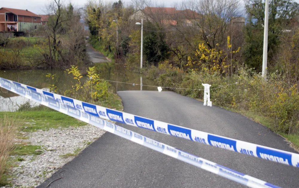 Zbog poplavljenih kolovoza zatvoreno vi&scaron;e puteva