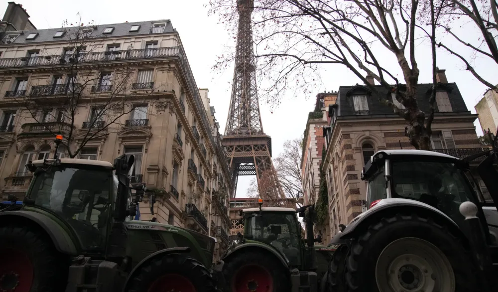 (FOTO) Poljoprivrednici u Parizu blokirali Trijumfalnu kapiju i Ajfelov toranj: "Protestujemo dvije godine, vlada ne čini ni&scaron;ta"