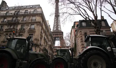 (FOTO) Poljoprivrednici u Parizu blokirali Trijumfalnu kapiju i Ajfelov toranj: "Protestujemo dvije godine, vlada ne čini ni&scaron;ta"