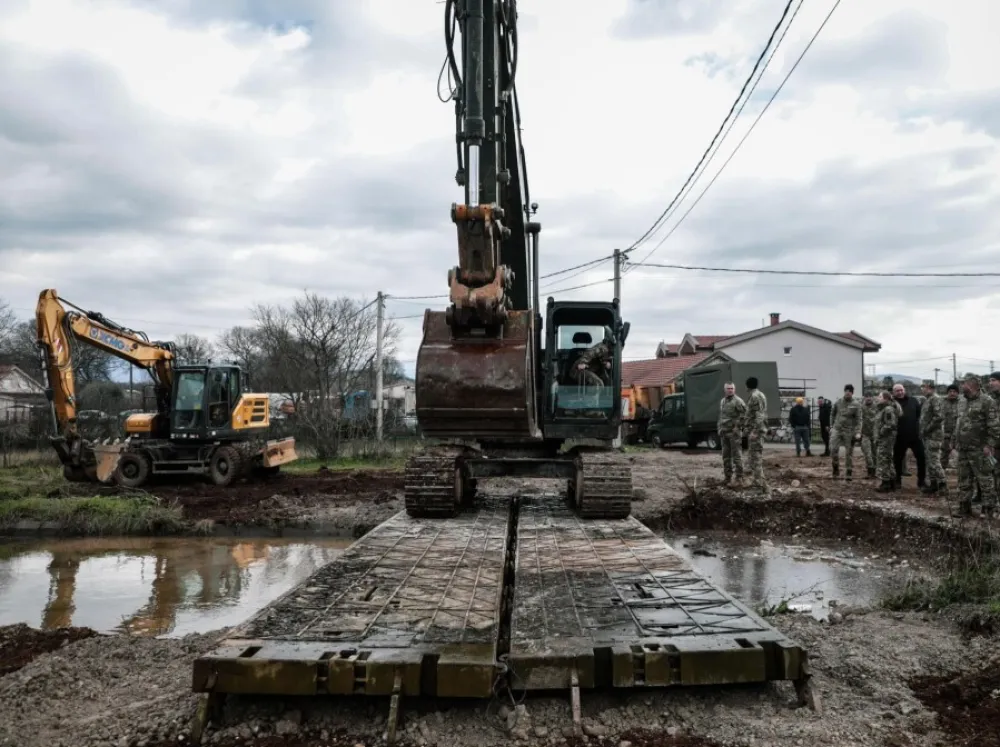 Postavljen pontonski most u Berima; MO: Vojska stalna podr&scaron;ka građanima kad je najpotrebnije