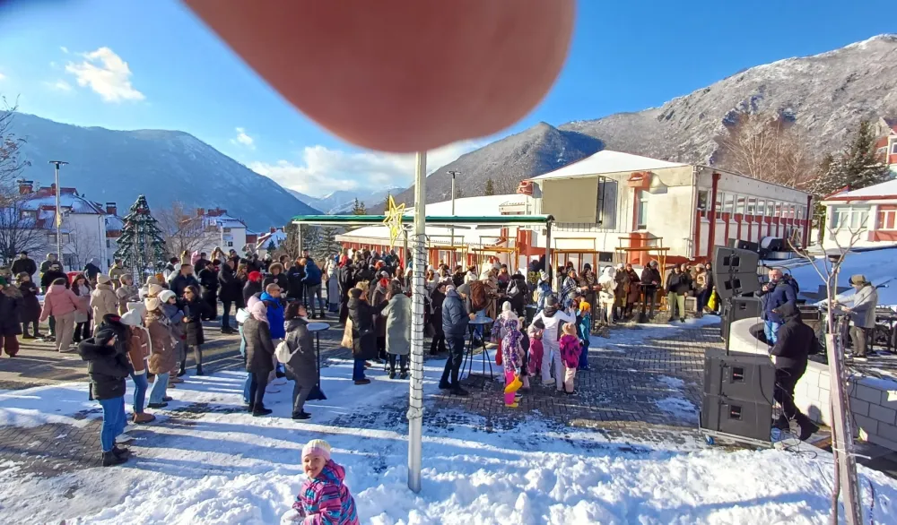 (FOTO) Humanitarni Božićni bazar u Plužinama: Veliko srce topilo minus