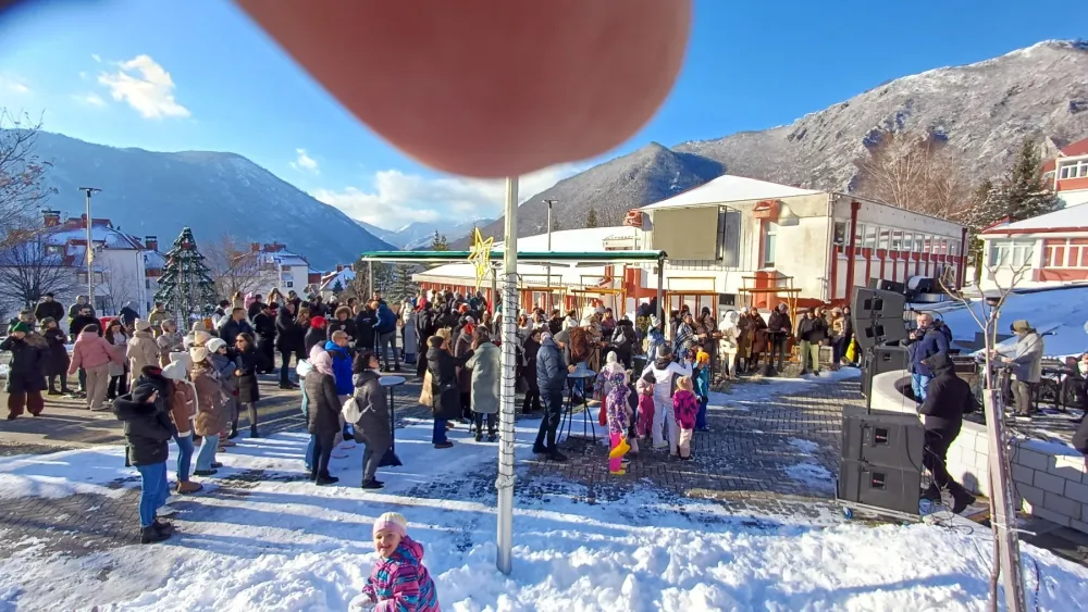 (FOTO) Humanitarni Božićni bazar u Plužinama: Veliko srce topilo minus