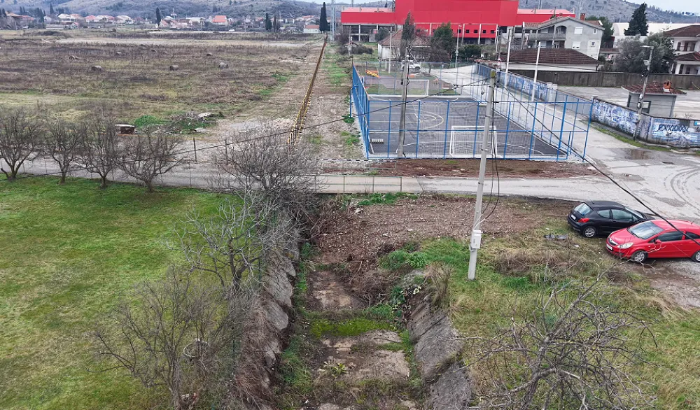 (FOTO/VIDEO) U kanalu Mareza ostave, ba&scaron;te, parkinzi, igrali&scaron;te, stadion...
