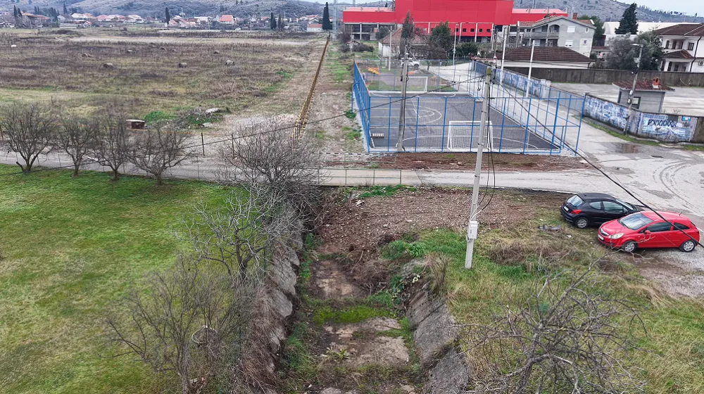 (FOTO/VIDEO) U kanalu Mareza ostave, ba&scaron;te, parkinzi, igrali&scaron;te, stadion...