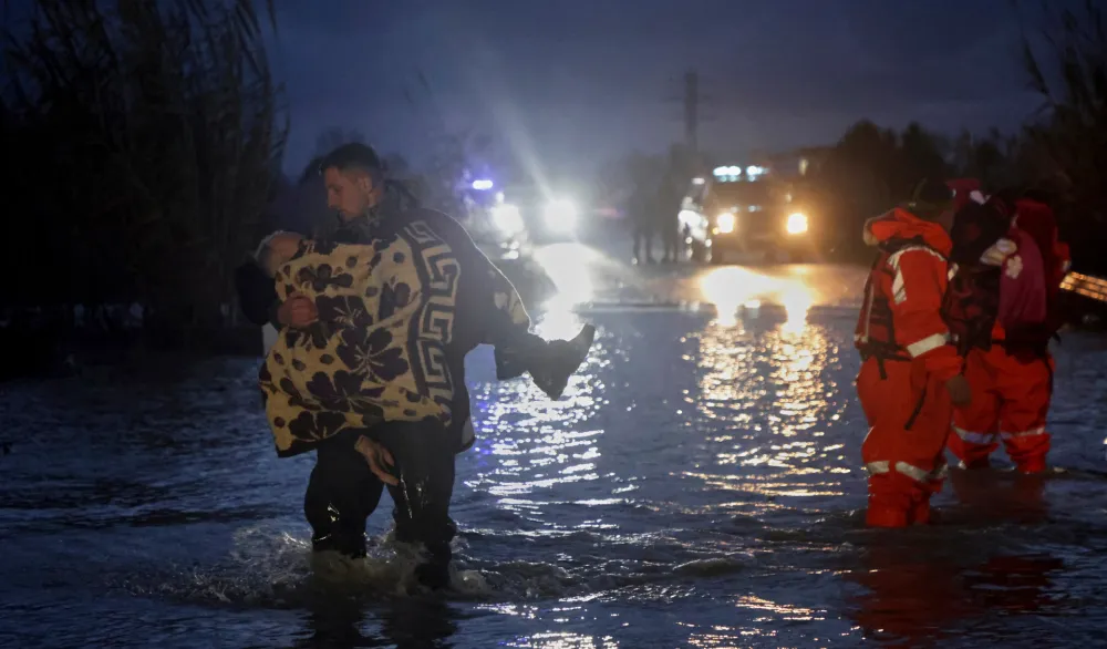 (FOTO) Poplave u Albaniji, stotine ljudi zbrinuto