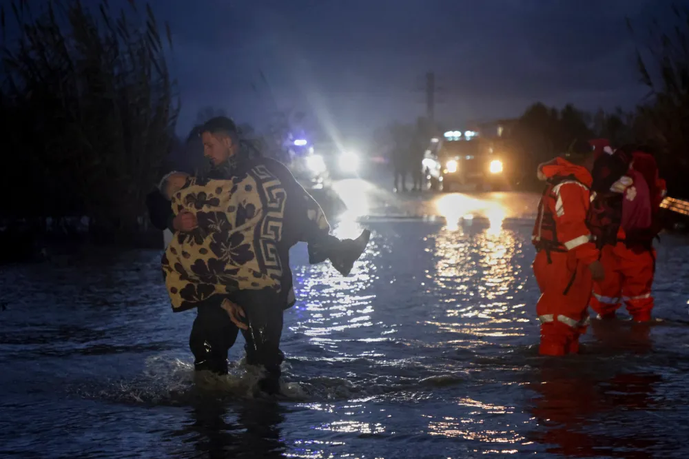 (FOTO) Poplave u Albaniji, stotine ljudi zbrinuto