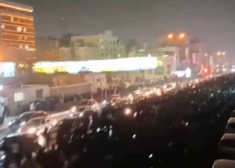 U Iranu jačaju protesti: Vlast obustavila pristup internetu, građani odsječeni od svijeta