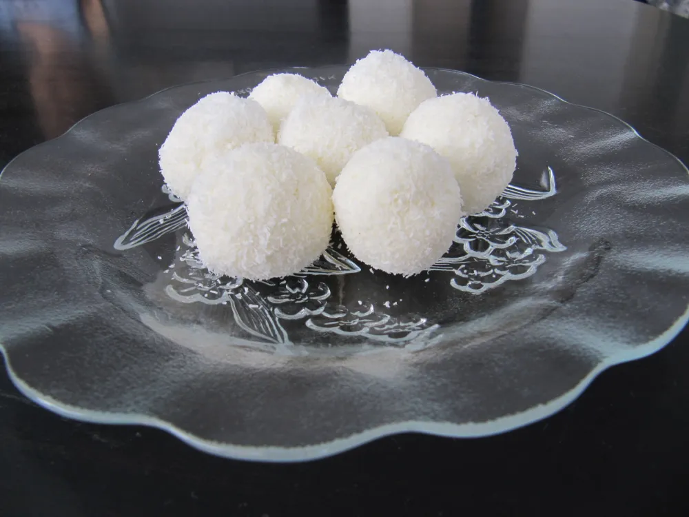 Rafaelo kuglice sa brusnicama i pistaćima