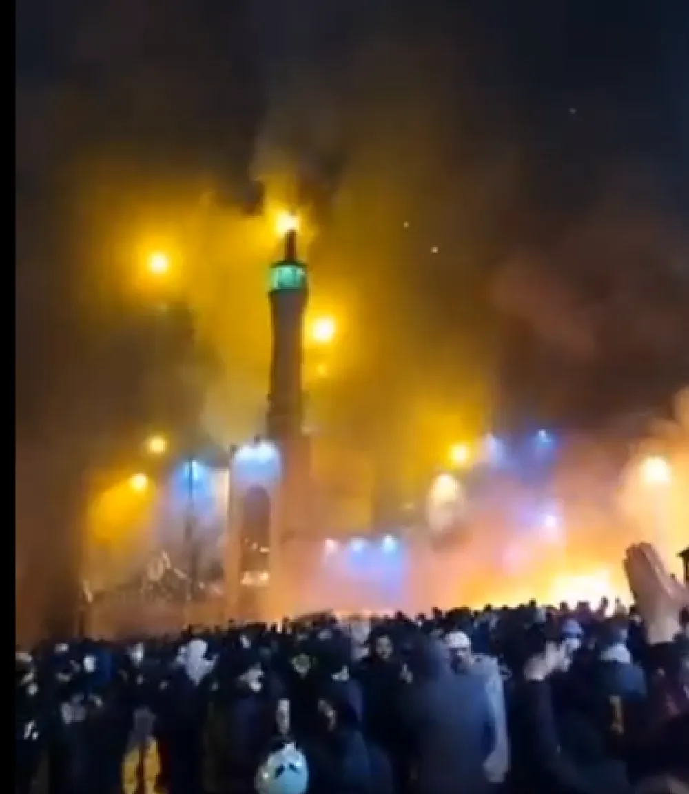 Eskalirali protesti u Iranu: Nasilni demonstranti zapalili džamiju u Teheranu