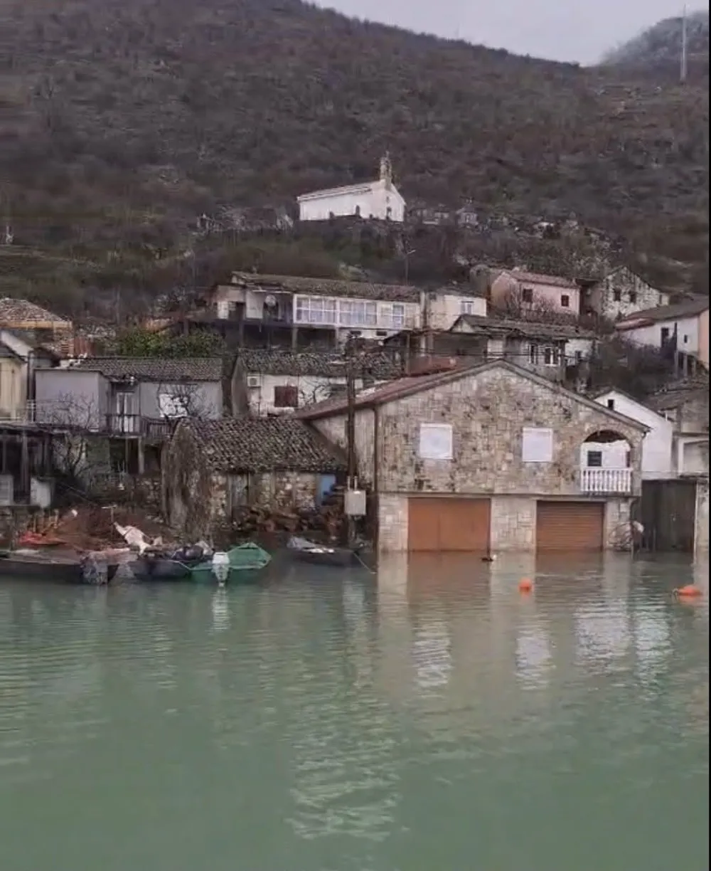 Izlilo se Skadarsko jezero: Vranjina pod vodom