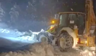 (VIDEO) Izvučen zaglavljeni automobil iz snijega: Kada su ljudski životi u pitanju, kompromisa nema