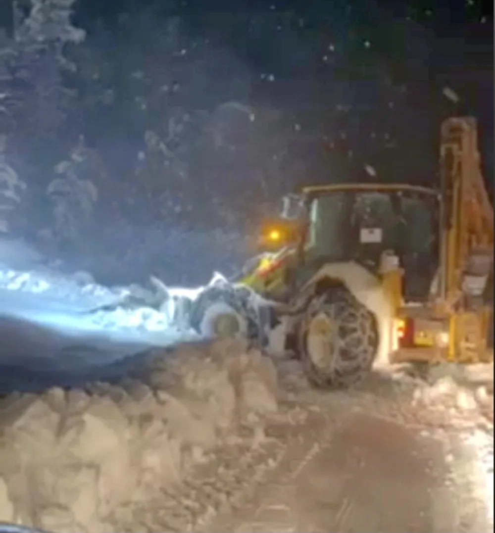 (VIDEO) Izvučen zaglavljeni automobil iz snijega: Kada su ljudski životi u pitanju, kompromisa nema