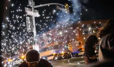 Ljudi se skrivaju od eksplozije vatrometa tokom protesta u blizini Metropolitanskog pritvorskog centra u centru Los Anđelesa, 8. juna 2025.