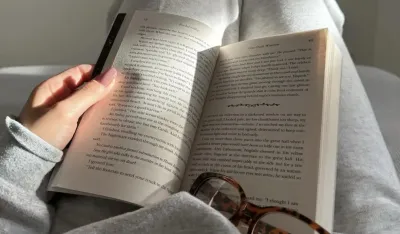 Čitanje smanjuje stres, a kako da vam postane dnevna rutina?