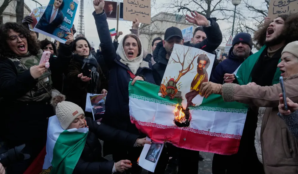 Demonstranti pale iransku zastavu na protestima u znak podr&scaron;ke u Parizu u nedjelju, 11. januara 2026. godine 