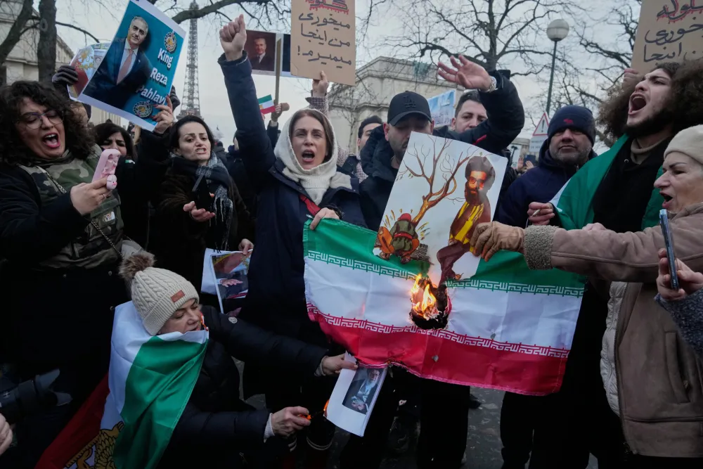 Demonstranti pale iransku zastavu na protestima u znak podr&scaron;ke u Parizu u nedjelju, 11. januara 2026. godine 