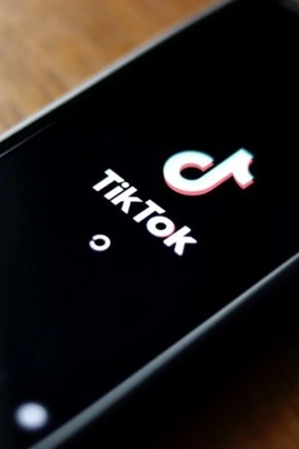 Britanska vlada pokrenula nalog na TikToku na kojem prikazuje racije protiv migranata