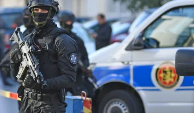 Akcija policije u Kavačima: Pretresi članova OKG, jedna osoba procesuirana zbog napada na službeno lice