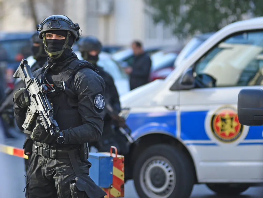 Akcija policije u Kavačima: Pretresi članova OKG, jedna osoba procesuirana zbog napada na službeno lice