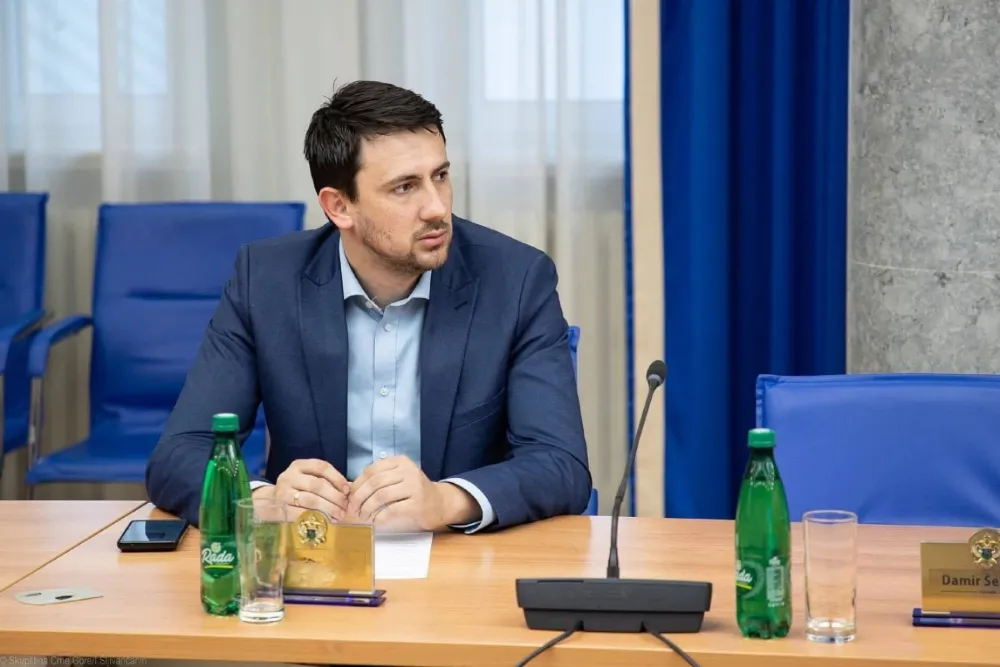 Smailović: Snimak na kojem direktor &scaron;kole pjeva četničke pjesme alarm za dru&scaron;tvo