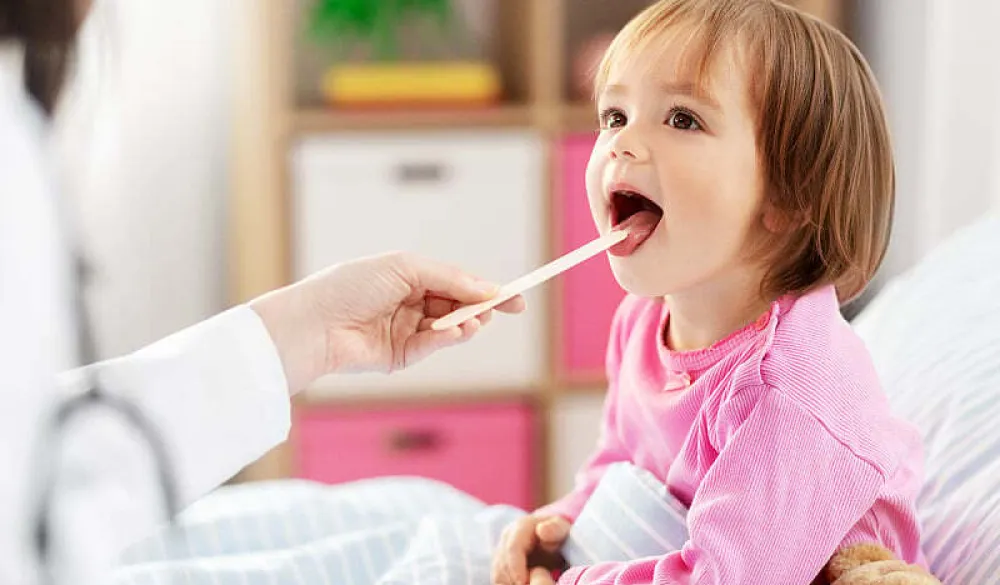 Savjeti za roditelje: Evo kako prepoznati i ublažiti grlobolju kod male djece