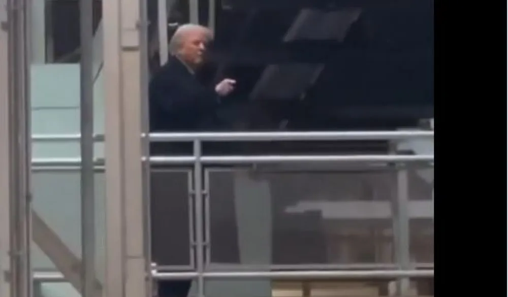 (VIDEO) Tramp pokazao srednji prst i opsovao radnika tokom posjete Fordovoj fabrici