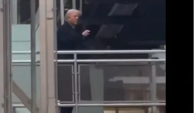 (VIDEO) Tramp pokazao srednji prst i opsovao radnika tokom posjete Fordovoj fabrici