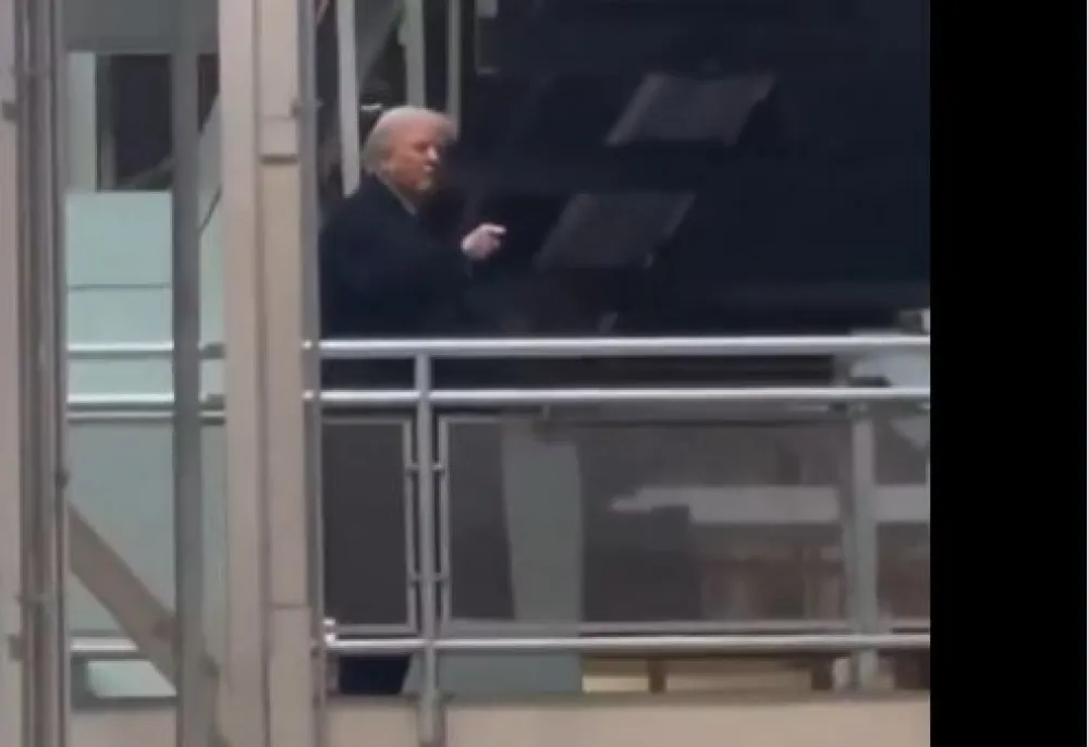 (VIDEO) Tramp pokazao srednji prst i opsovao radnika tokom posjete Fordovoj fabrici