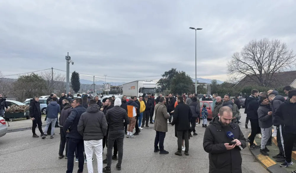 Građani Zete blokirali kružni tok ka Cetinju i Nik&scaron;iću