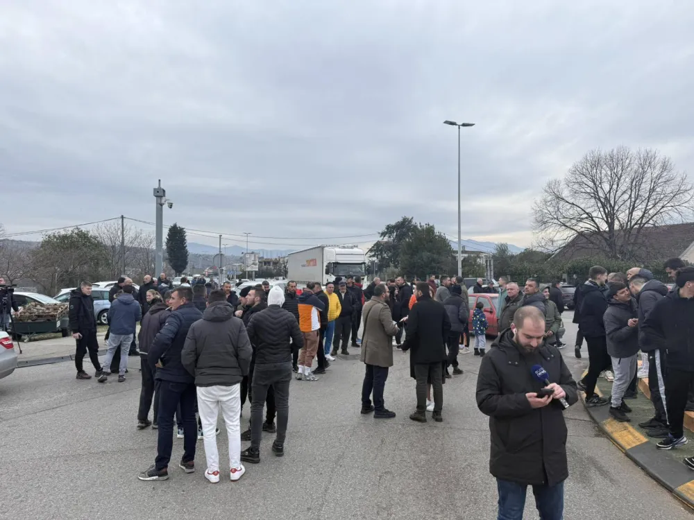 Građani Zete blokirali kružni tok ka Cetinju i Nik&scaron;iću